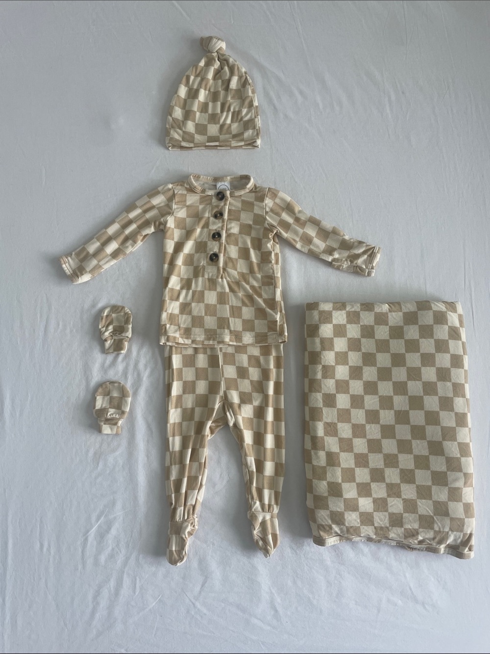 Lou Lou & Company Cream and White Check 5-Piece Baby Matching Set NB (VGUC)